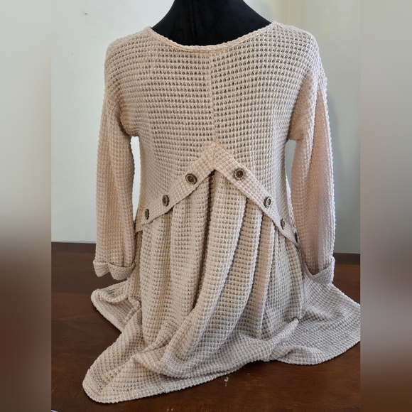 Altar'd State Cream V Neck Waffle Print Top with Buttons on Back Size Small - Picture 4 of 8